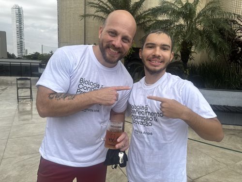 André, aprovado em Medicina, ao lado do Prof. Marcos André