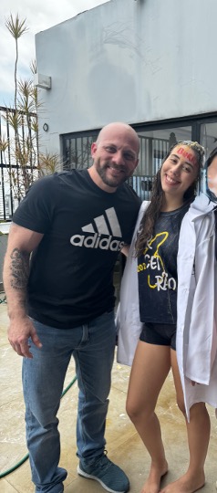 Luna Flexa, aprovada em Medicina, ao lado do Prof. Marcos André
